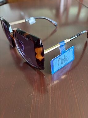 Mackie 100% UV protection Square/round tortoise shell,gold arms,pink lens